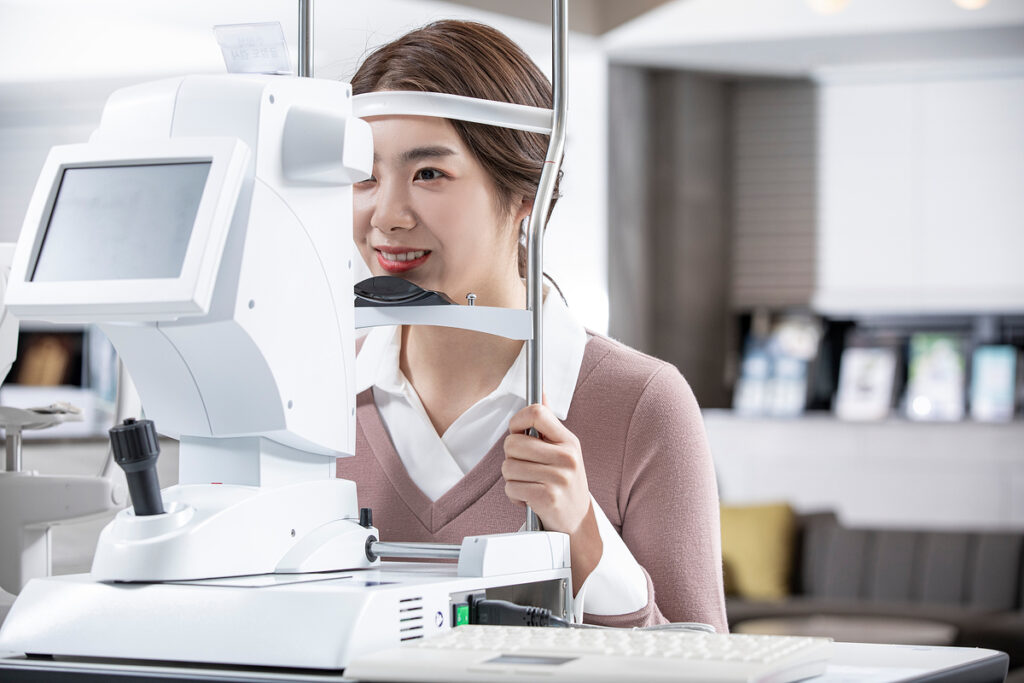 Cataract Symptoms: Guide to Identifying Signs for Early Detection 1 1 7